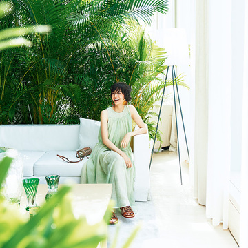 リゾート気分も上々！ ロエベのサマードレス【富岡佳子、サマードレスで過ごすホテルの休日】