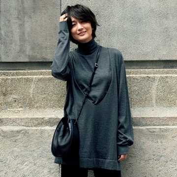 【富岡佳子の最新カシミヤニットコーデ】ザ・ロウのニットでモダンなレイヤードを楽しんで