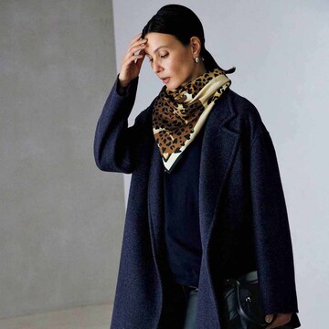 一点投入で装いのスパイスに！濃色の辛口コートに合わせて楽しむ「アニマル柄スカーフ」
