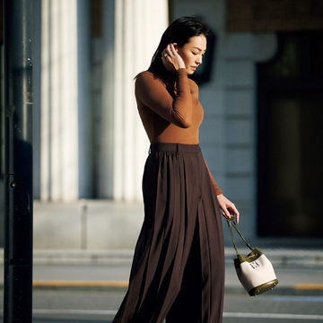 脚長効果も！360度プリーツを施した「ドレープパンツ」ですっきり美シルエットが完成