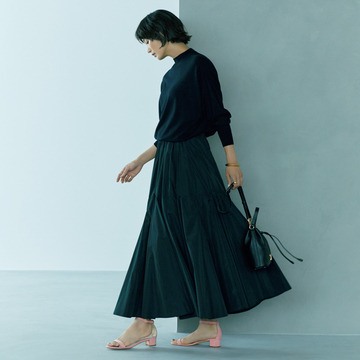 ふんわり広がるスカートでドラマティックな揺れをまとう【全身ブラックのセオリー】