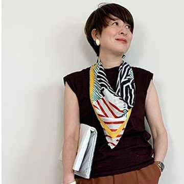 大人女性の華やかさとこなれ感をプラス！おしゃれな「スカーフ」コーデ【Jマダムのおしゃれ】