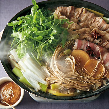 スパイスを使った大人鍋に挑戦！ワタナベマキさんの「豚とせりの八角鍋」＆「カニと長いものクミン湯葉鍋」