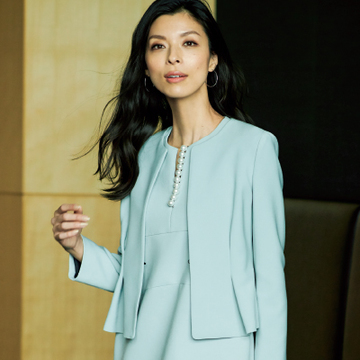 サックスブルーのセットアップで凛とした存在感を【ジャケット×ワンピーススタイル⑤】