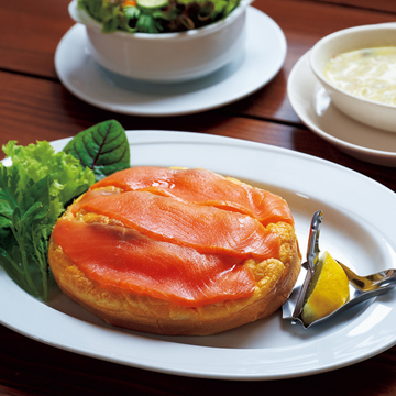 軽井沢でシカゴスタイルの料理が味わえる『SHERIDAN』で、早朝からゆったり過ごす