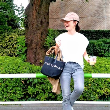 秋コーデに大人のBIGロゴトート