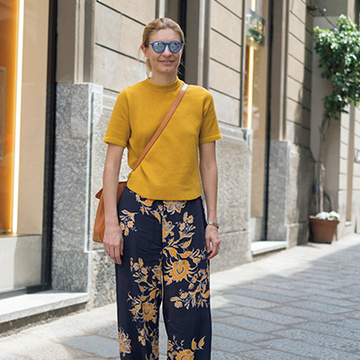 いつものコーデに“マスタードイエロー”を加えて、ぐっと今夏らしい装いに！【パリ&ミラノ 今夏のトレンドスナップ】