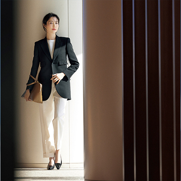 【品格ジャケット】頼りになる「サンローラン」黒のテーラードジャケット