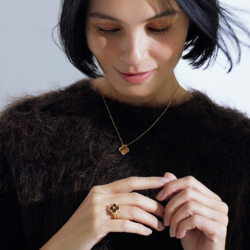 【ヴァン クリーフ&アーペル】穏やかな癒し効果が魅力のタイガーアイのジュエリー