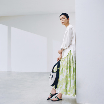 目を引く夏色の柄スカートが主役のコーデで曇り続きの日でも気分は晴れやかに！。最高気温25℃｜6/12(月)【50代の毎日コーデ】