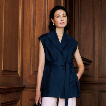 【50代の最旬デイリー服】オーバーショルダーのベストで体型カバーしてスタイルアップ