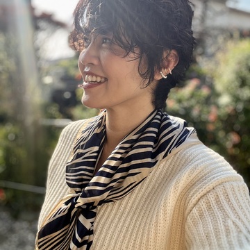 スカーフを添えて冬の首周りを華やかに♪