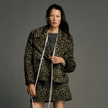 パールのネックレスはいつもと違うつけ方に。美しい違和感が大人を飽きさせない