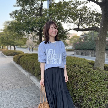 グレーのロゴトレーナーで春コーデ