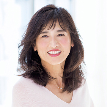 曲線で優しいムードに！ロングヘアのフォルムを変えて雰囲気チェンジ【50代髪型・ヘアスタイル】