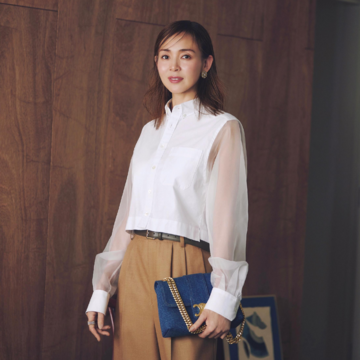 クリーンな白×涼しげなシアー素材のコンビが通勤の定番シャツスタイルをモードに更新。気温32℃｜7/2(水)【50代の毎日コーデ】