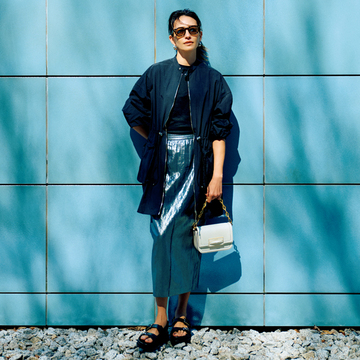 【初夏のツヤめきボトム】シルバーのメタリックスカートがキレのいいアクセントに