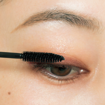 ツヤまつ毛で抜け感を高める「マスカラ」メイクテク【2割フェミニン増しアイメイク】