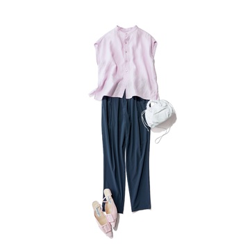 パウダーピンクの可愛さで、ゆるパンツをオフィス仕様のきれいめスタイルに昇華。最高気温34℃｜7/9(火)【50代の毎日コーデ】