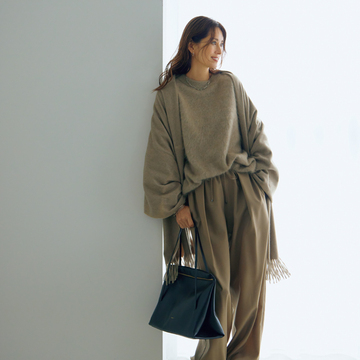 優しげなベージュ服にはピリッと攻めた黒小物を合わせて上級者の装いに