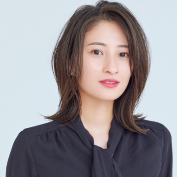 大人の抜け感と華やかさを両立する、立体感ミディアムヘア【50代髪型・ヘアスタイル】