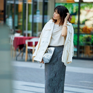 【50代のスニーカー実例集】きれいめレーススカートはスニーカーであえてハズして