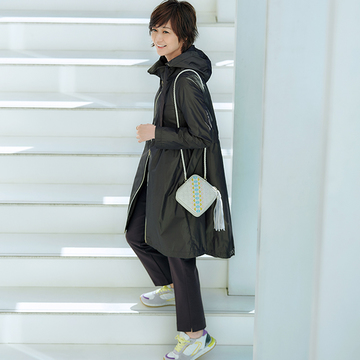 軽やかさも、美しさもかなえるのはこの一着。絵になる装いは「ヘルノ」の春アウターから