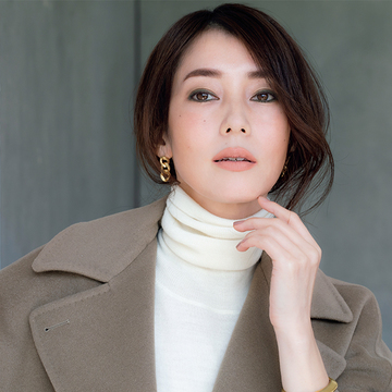 柔らかマニッシュ風に仕上がる「カーキ」のアイライナーで目力アップ！