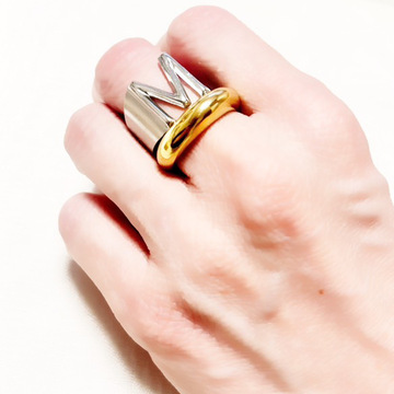 【大人の遊び心。重ねて楽しむ プチプラリングという選択】