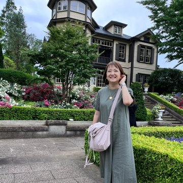 横浜の街を舞台に花と器が競演