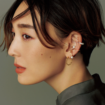 パールのイヤカフを挑戦的に重ねづけして顔まわりに華やぎをプラス