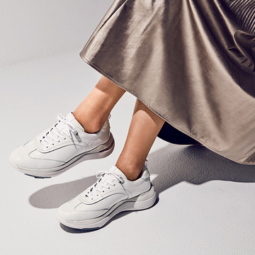 アシックスのウォーキングシューズ「ペダラ」にスニーカータイプの新作が登場！