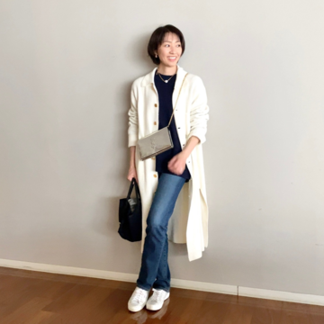 "白"のニットカーディガンで抜け感のあるコーデに♪