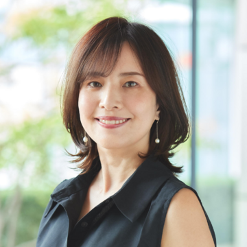 小顔印象もかなう！50代から増える"うねり"を生かしたくびれミディアムヘア【50代髪型・ヘアスタイル】