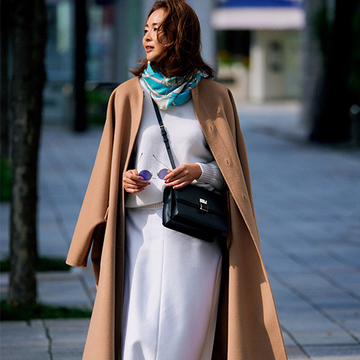 ベージュコートに「黒レザーのクロスボディバッグ」を投入！モード感ある冬の装いを実現