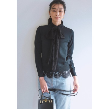 華やかなボウタイブラウスはデニムと合わせてデイリーに着こなす。最低気温15℃｜4/19(金)【50代の毎日コーデ】