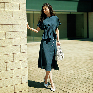 ワントーンでモダン＆フェミニンに纏える、スカートセットアップ４