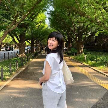 好きなサングラスと「プールスタジオアリヴィエ」のキレイライントップスで外苑銀杏並木の新緑を。それから表参道「アニュベルセルカフェ」のティータイムへ＆最近好きなヒト幹細胞「リアボーテ」の日中マスクと化粧下地について。