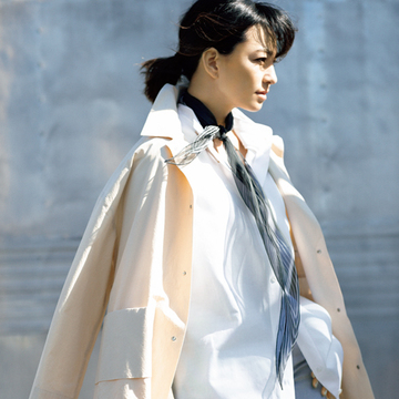 菱形スカーフを長く垂らして白シャツをよりモダンに！【マダム戸野塚の“今どきスカーフ”の取り入れ方】