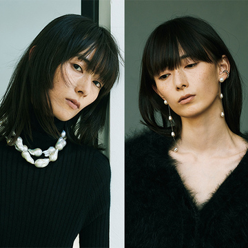 存在感たっぷり！顔まわりにツヤと華やかさを与える「個性的パール」の装い方