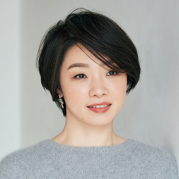 深め前髪をサイドに流しやすく。立体感のあるショートカットを演出【50代髪型・ヘアスタイル】