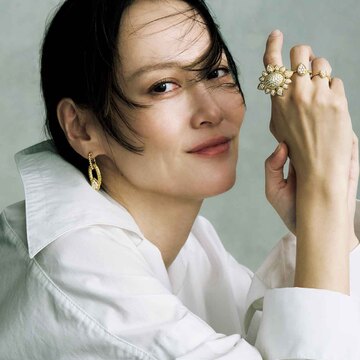 この夏、白シャツに合わせたい「ブシュロン」の新作ジュエリー【菊地凛子がつけこなす「サマージュエリー」】