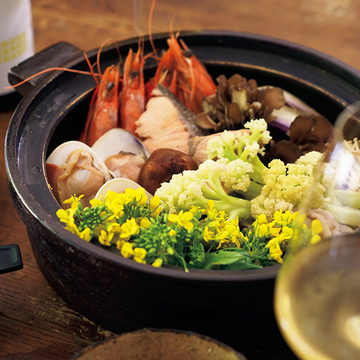 おしゃれな晩酌に！ワインと一緒に味わう「日本酒寄せ鍋」＆「レタス丸ごと鍋」