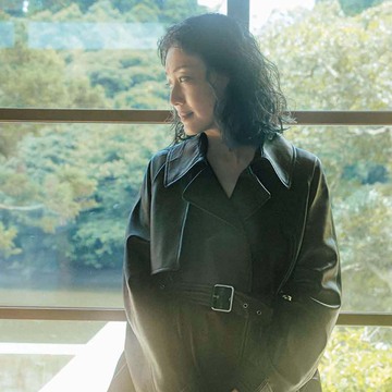 秋の休日コーデにふさわしい「ロエベ」のレザージャケット