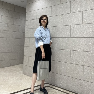 ショート丈の新ブルーシャツで大人コーデ