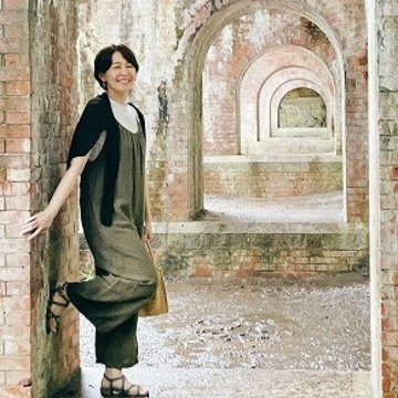 ZARAの秋色夏素材のサロペットで雨の南禅寺を独占