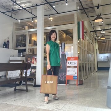 グリーンのリボンシャツを着て日本初のプロセッコバー&カフェへ　