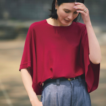 風通しのいいドルマンスリーブで秋色ボルドーを涼しげに着こなす。気温33℃｜9/18(木)【50代の毎日コーデ】