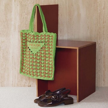 夏の新定番「プラダ」のクロシェ トート バッグで装いを軽やかにアップデート