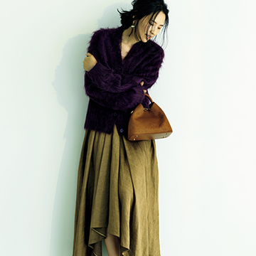 光沢ワンピ×シャギーニットでフェミニン気分を堪能【村山流秋の最旬スタイル6】